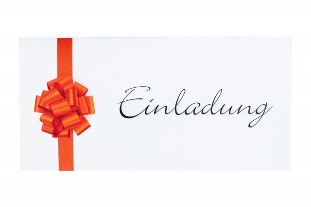 Koperty DIN długie, białe z nadrukiem, zaproszenie z czerwoną kokardką